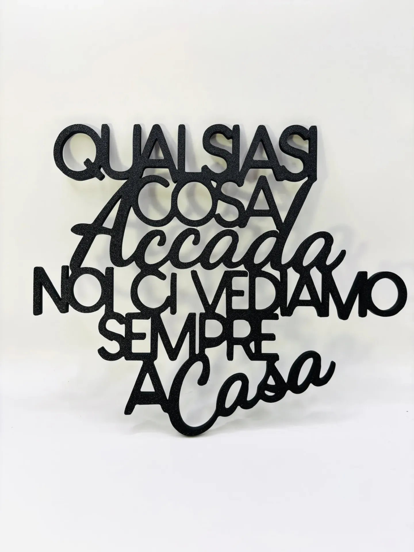 Scritta decorativa 3D “Ci vediamo sempre a casa” – Decorazione da parete in PLA (Nero)