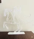Statuetta Gandalf a Cavallo Line Art - Decorazione Fantasy Moderna Stampa 3D - Mago Bianco e Grigio Epico
