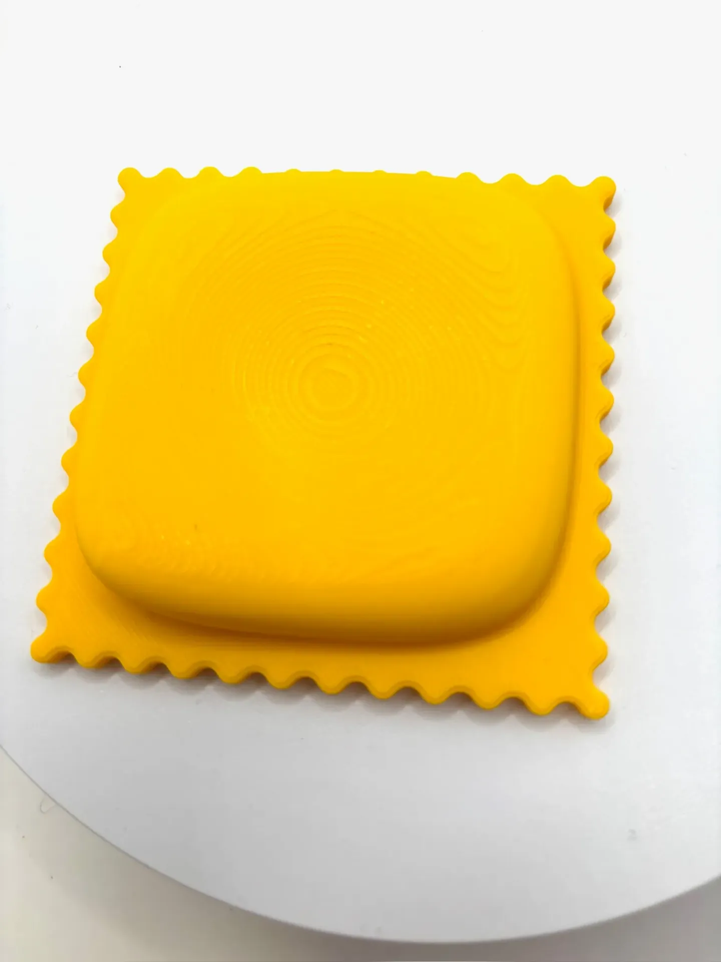 Poggia Mestolo Raviolo Pop - Supporto Cucchiaio Cucina Stampa 3D - Accessorio Tavola Creativo Design Italiano - Salva Spazio PLA