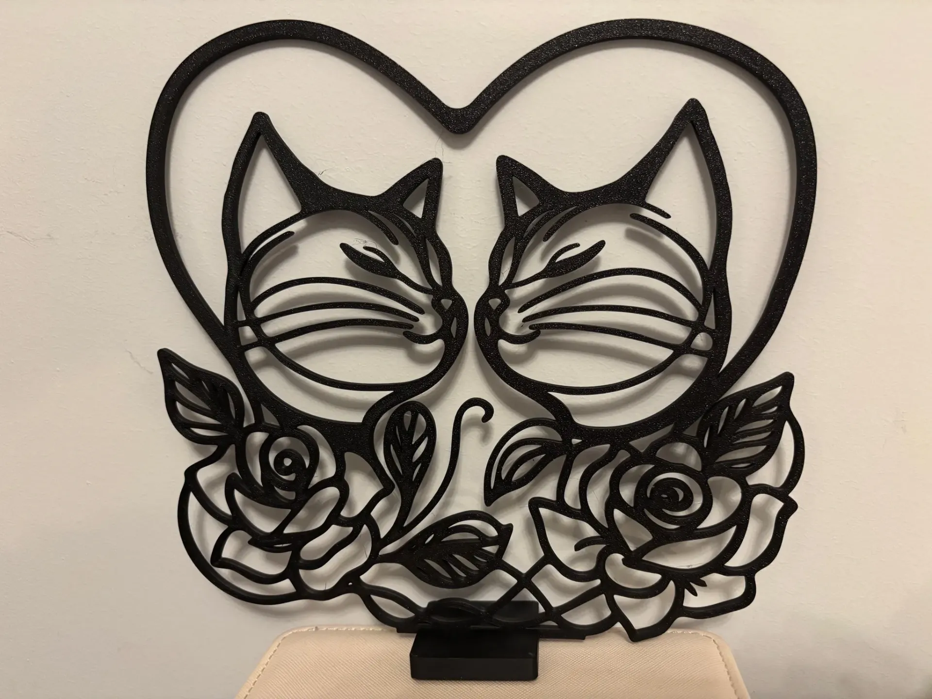 Scultura Line Art gattini innamorati con rose – stampa 3D in PLA nero