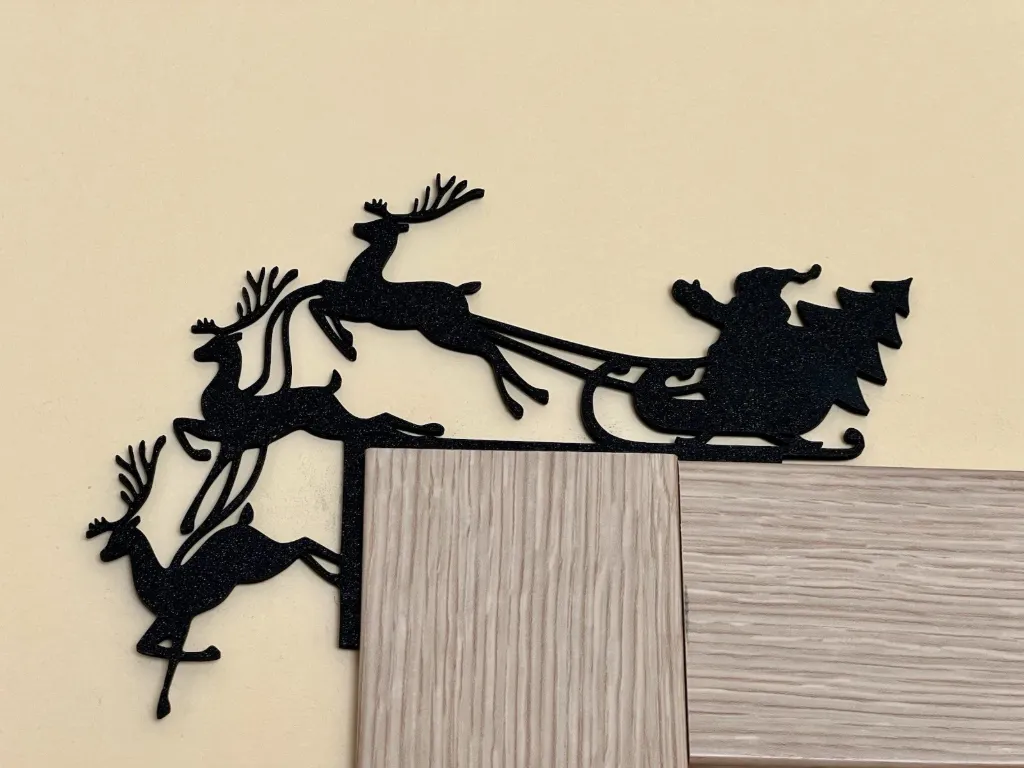 Wall Art Decorazione Natalizia Angolo Porta Slitta Renna – Stampa 3D (Nero)