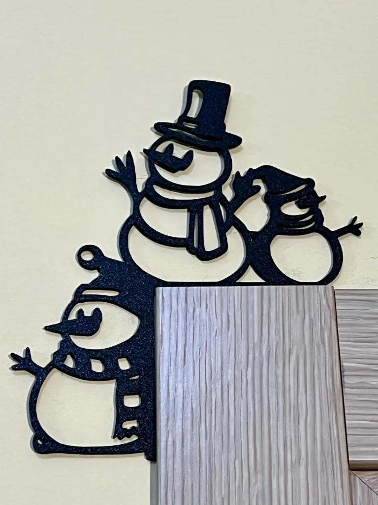 Decorazione angolo porta natalizia 🎄 con 3 pupazzi di neve – stampa 3D in PLA (Bianco)